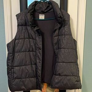 Old navy quilted puffer vest in grey leopard print size 2x